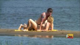 Moglie si gode un trio in vacanza (Dialoghi in italiano)